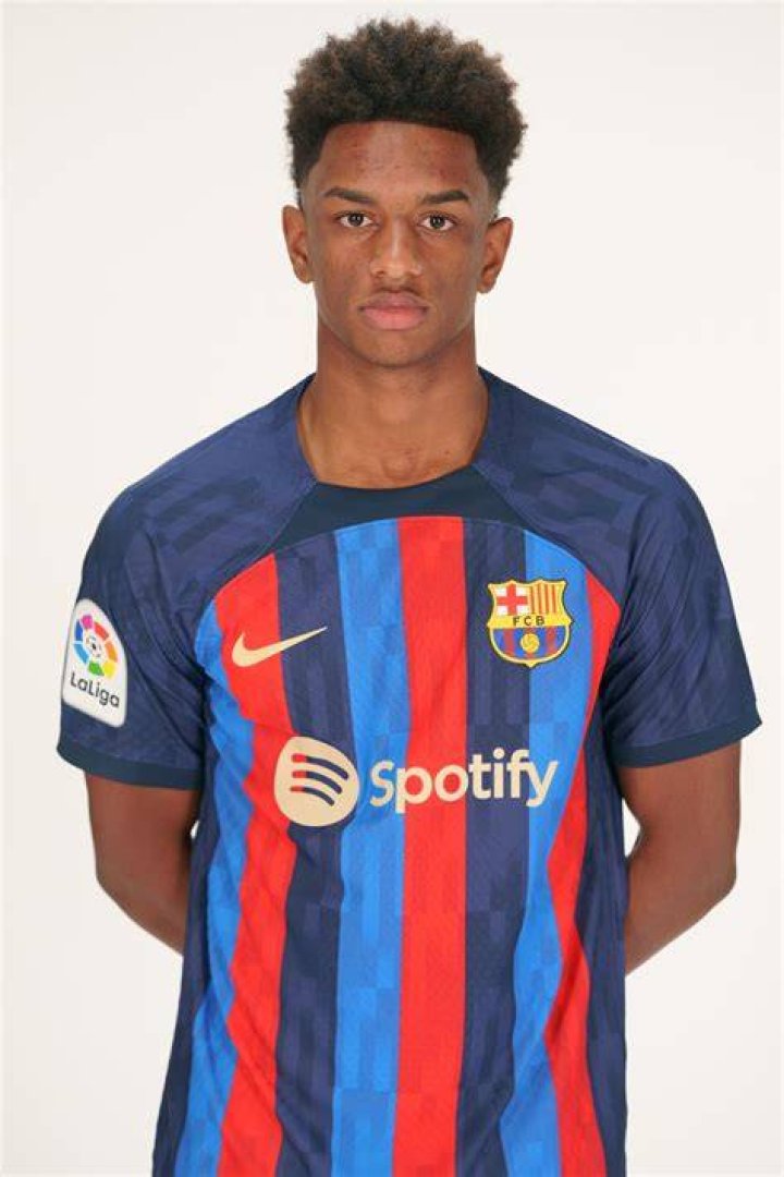 Alejandro Balde 'responds' to the imminent signing of M. Alonso with a