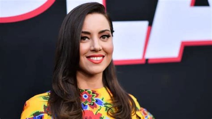 Aubrey Plaza Age, Height, Net Worth, Boyfriend, Husband, Body
