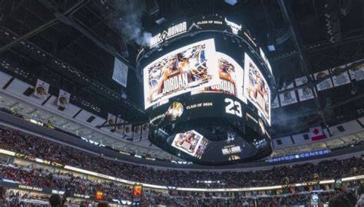 Bulls officials condemn fans who booed Jerry Krause during Ring of