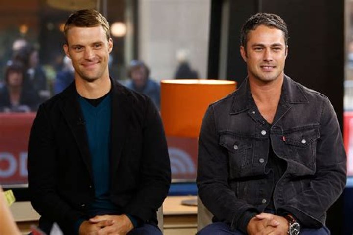 Photo taylor kinney jesse spencer chicago fire premiere 16 Photo